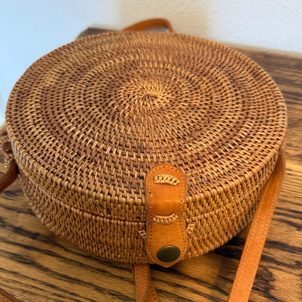 Street Level Round Woven Crossbody Bag in Tan Brown - Picture 2 of 9